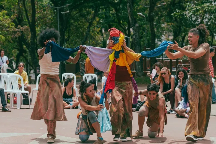 Camaleão Grupo de Dança encerra temporada de estreia de “Recriar” neste sábado(15/11), na Praça JK