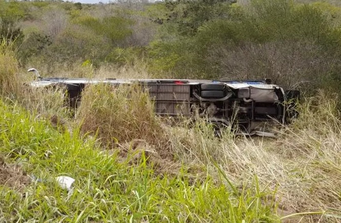 Colisão entre ônibus e carro deixa ao menos 17 feridos na BR-116