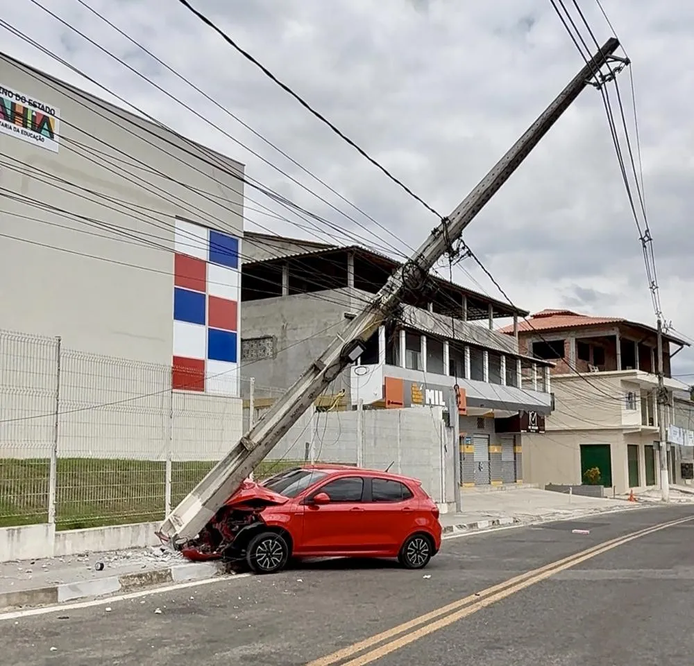 Motorista passa mal, perde controle e colide carro com poste em frente a colégio em Mata de São João