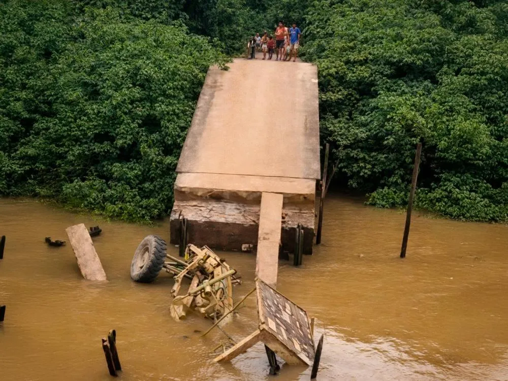Ponte da Barragem Santa Helena desaba e patrol cai dentro de rio