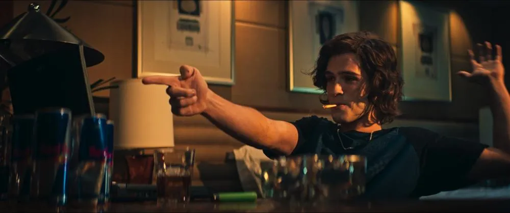 João Guilherme hackeia, faz festa e apanha feio no trailer de 'O Rei da Internet', filme de Fabrício Bittar sobre o maior hacker brasileiro