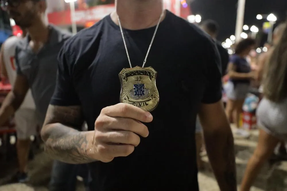 Policiais velados reforçam estratégia da Polícia Civil no Carnaval 2026