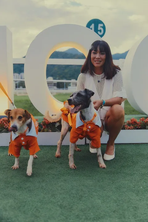 Danni Suzuki e André Marques apadrinham cães resgatados em ação no Rio Open e reforçam a importância da segunda chance