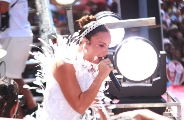 Ivete vence ação contra foliona que a processou por ter sido esmagada no carnaval de Salvador