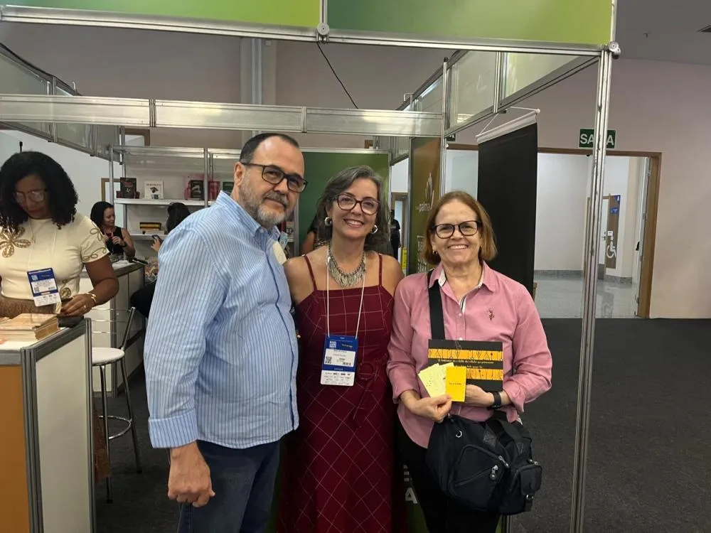 Escritora baiana lança primeiro livro e conquista público na Bienal do Livro Bahia 2026