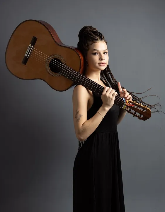 Caixa Cultural São Paulo apresenta: A força da simplicidade: Analu Sampaio em voz & violão na CAIXA Cultural