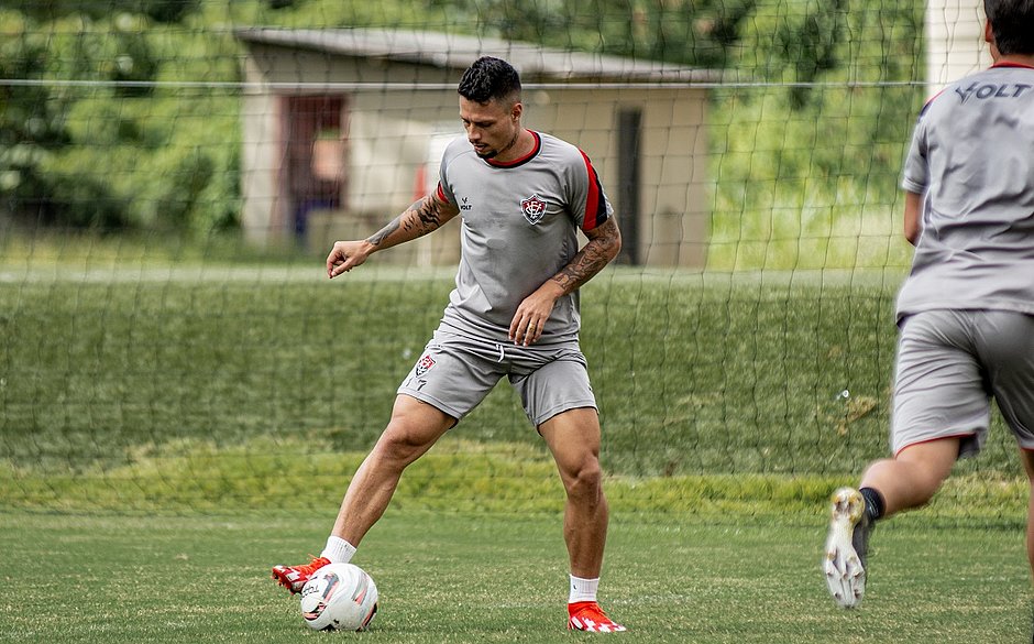 Rafinha participa de coletivo do Vitória e vai viajar para jogo com o Mirassol