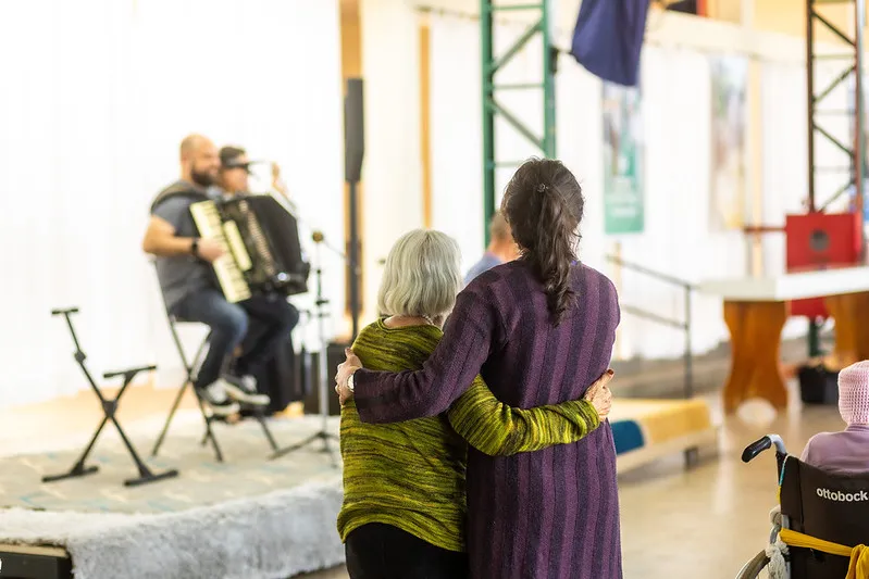 Arte e música despertam memórias e emoções na terceira idade