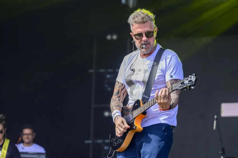 Fé e música marcam show de Tuca Fernandes na festa de Santa Dulce dos Pobres