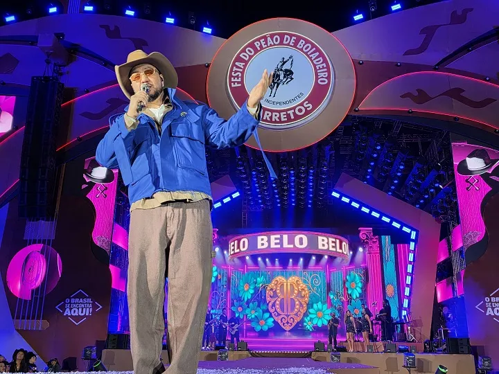 Belo estreia em Barretos com multidão, chapéu de cowboy e clássicos do sertanejo