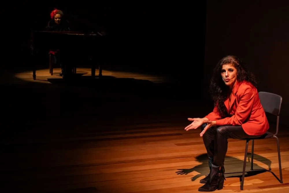 Liane Venturella em cena de “Meretrizes“. Foto: Laura Testa