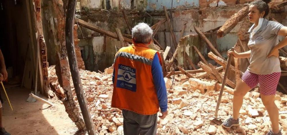 Casarão incendiado há três anos desaba no bairro de Nazaré