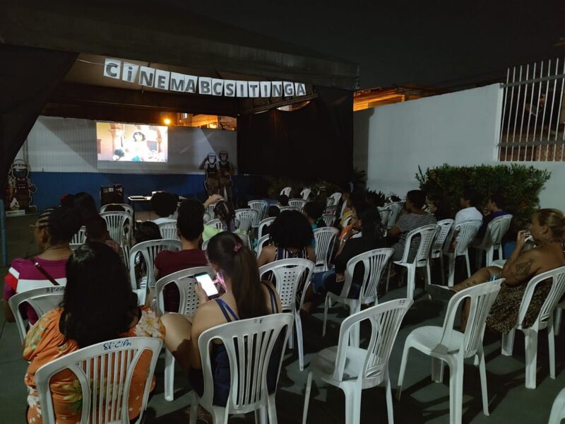 Base Comunitária monta sessão de cinema para crianças em Lauro
