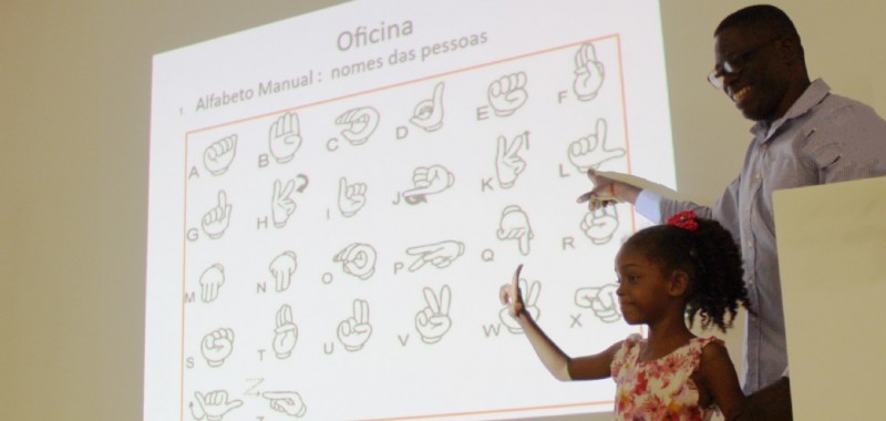 Oficina de libras envolve estudantes, familiares e funcionários do Centro de Educação Integrada
