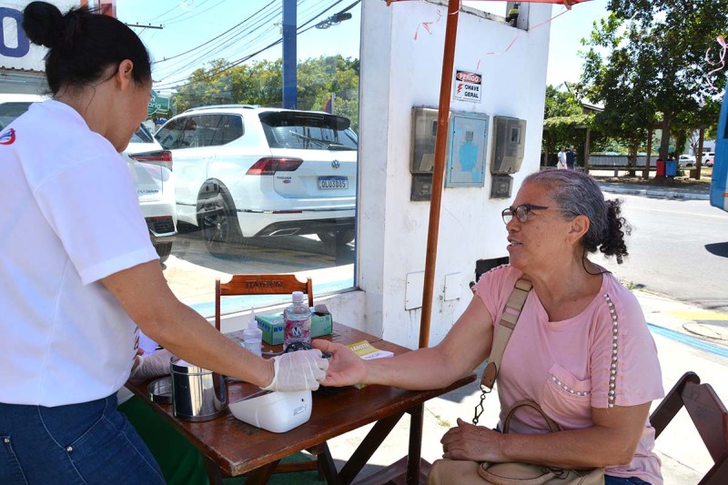 Outubro Rosa: Crav e Deam promovem pit stop da prevenção em posto de combustível da cidade