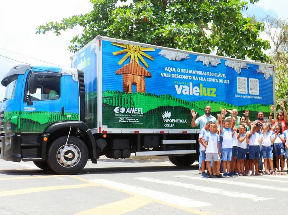 Projeto Educa+Recicla recebe caminhão da PetroRecôncavo para coletar resíduos
