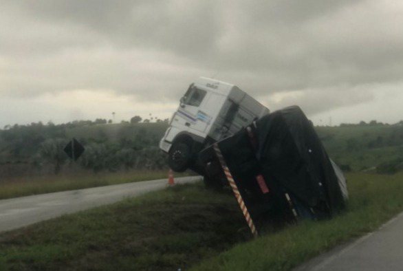 Carreta tomba em entroncamento de Santo Antônio de Jesus