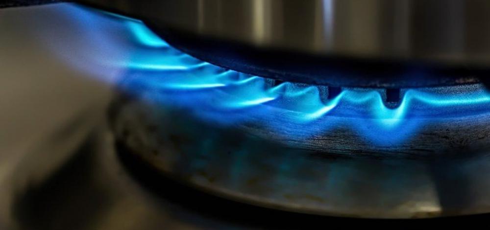 Vazamento de gás de cozinha dentro de imóvel deixa duas pessoas feridas