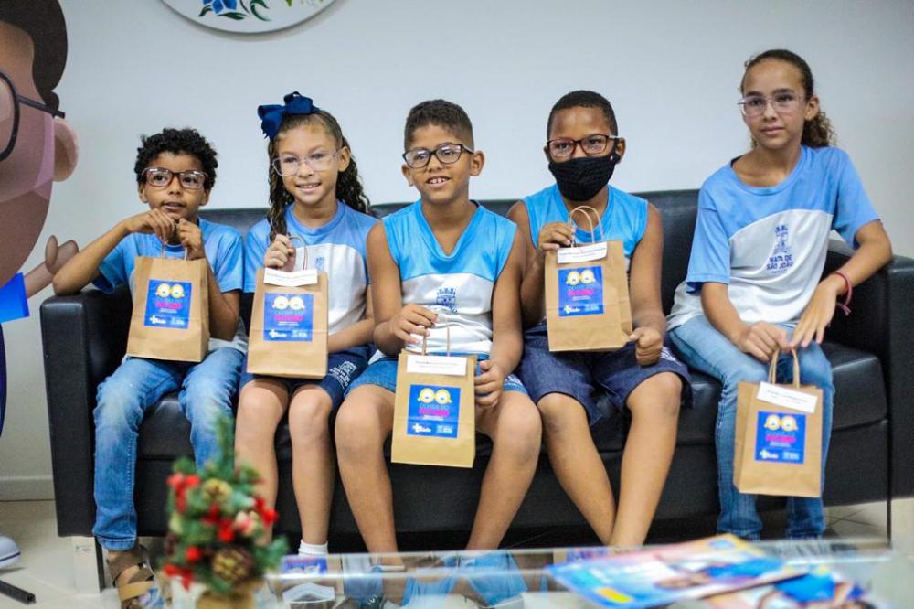 Crianças da rede municipal de ensino recebem óculos pelo programa Olhar do Futuro