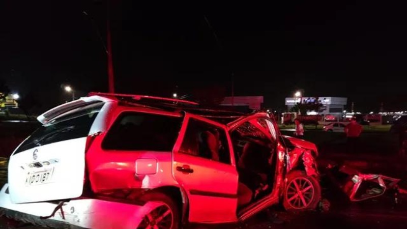 Carreta bate em carro de passeio e duas pessoas ficam feridas no oeste da Bahia