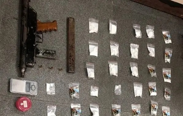 Dono de barbearia é preso pela Polícia Militar com metralhadora e drogas em Feira de Santana