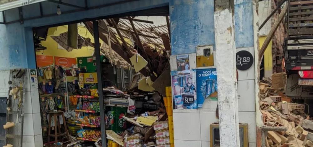 Caminhão desgovernado invade e destrói estabelecimentos comerciais em Alagoinhas