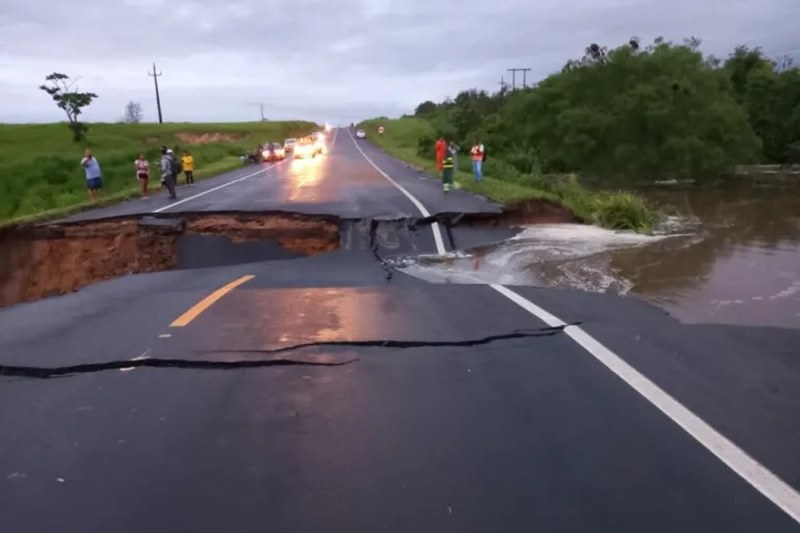 Trecho da BA-418 em Caravelas é interditado após abertura de cratera