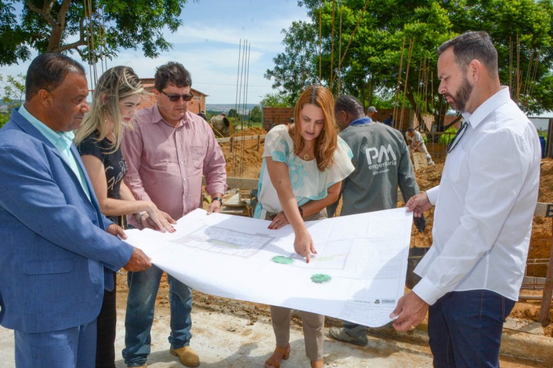 Prefeita Sheila Lemos vistoria obra de ampliação da Unidade de Saúde do Simão