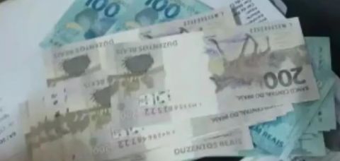 Mulher é presa com R$ 4 mil em notas falsas escondidas em livro religioso