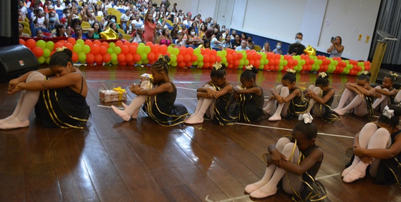 Crianças e adolescentes encantam público na apresentação do Natal das Estrelas