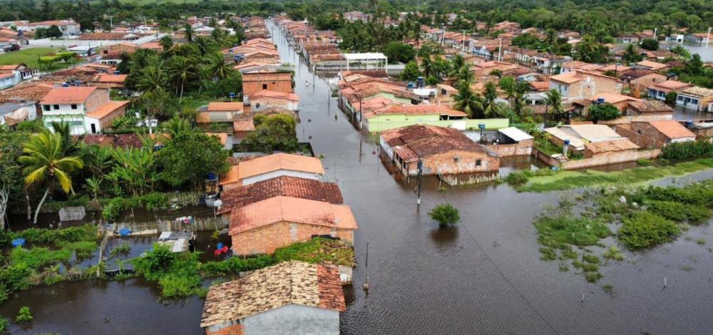 Chuvas deixam 14 mil desalojados e 900 desabrigados na Bahia