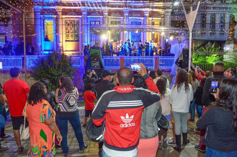Coral, rock e terno de reis movimentam véspera de Natal
