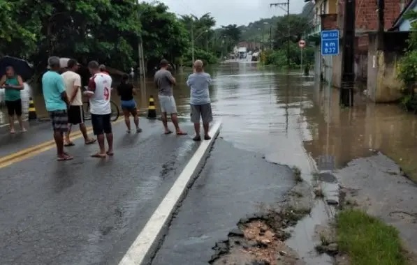BR-330 segue interditada entre Jequié, Jitaúna e Ipiaú após ser invadida por águas, diz PRF