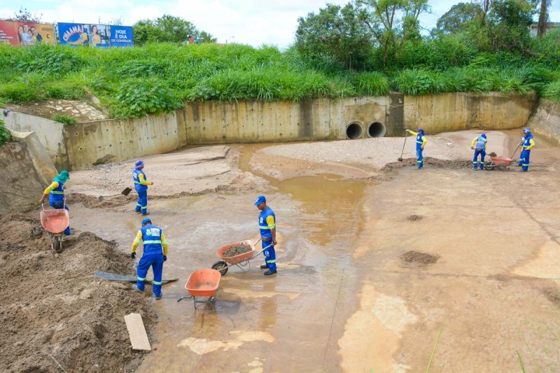 Prefeitura realiza limpeza do canal de água pluvial do bairro Santa Cecília