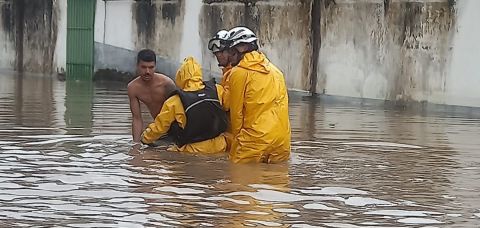 Em Jequié, Bombeiros resgatam homem que precisava fazer tratamento de hemodiálise