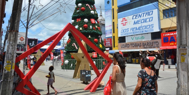 Decoração de Natal e ornamentações são retiradas