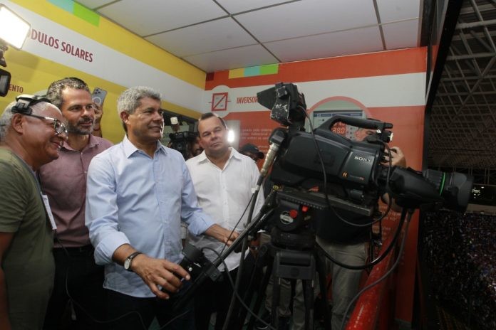 Governador acompanha transmissão da TVE durante jogo do Bahia no Campeonato Baiano