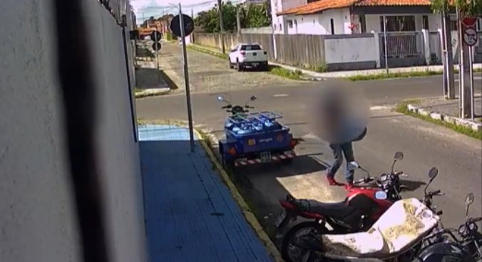 Mulher é vista roubando botijão de gás em Feira de Santana; veja vídeo