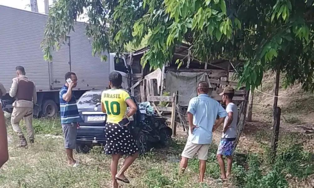 Batida entre carro e caminhão mata jovem de 18 anos na Bahia