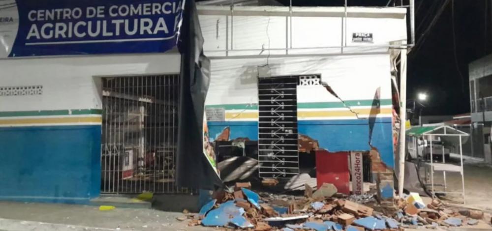 Caixa eletrônico é explodido por homens armados no interior da Bahia