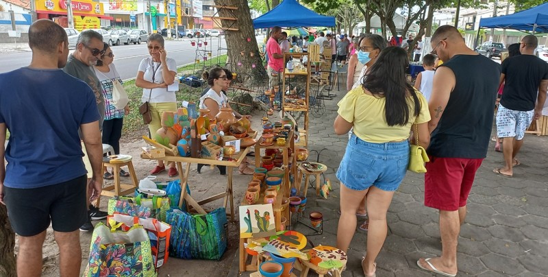 Comércio e exposição no Arte na Avenida neste domingo