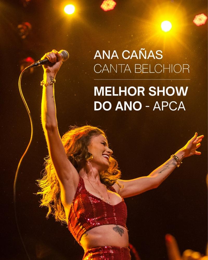 Ana Cañas recebe o prêmio de 