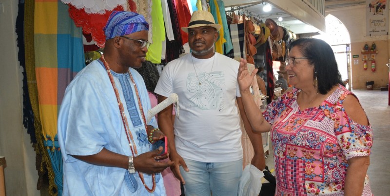 Em visita a Feira, príncipe africano conhece o Mercado de Arte Popular