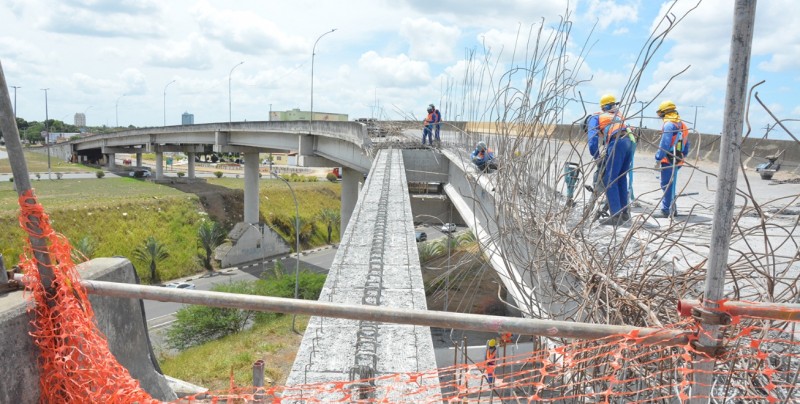 Instalação de pré-lajes e recapeamento da pista inferior avançam no Complexo Viário