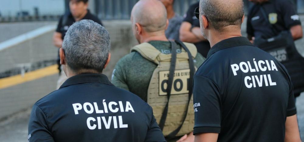 Jovem é morta enquanto amamentava filho dentro de casa; irmão do bebê presenciou crime
