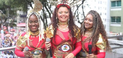Banda Didá reúne mil mulheres em desfile no Campo Grande