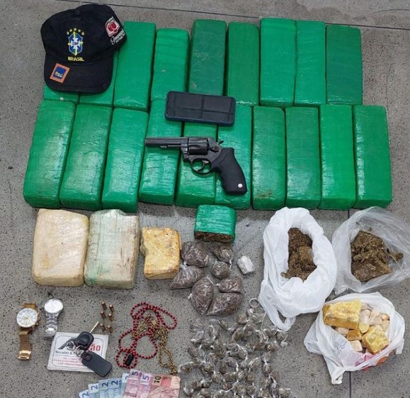 Quarteto é encontrado com cerca de 20 kg de maconha em Feira
