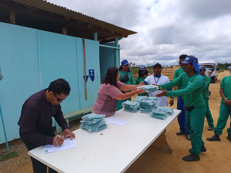 Prefeitura entrega novos uniformes para participantes do projeto Começar de Novo
