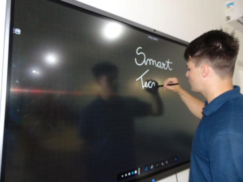 Investimentos na educação: Prefeitura dota escolas municipais de lousas digitais