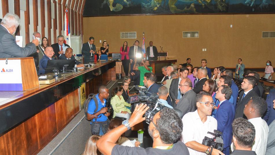 Plenário da ALBA aprova indicação de Aline Peixoto para conselheira do TCM